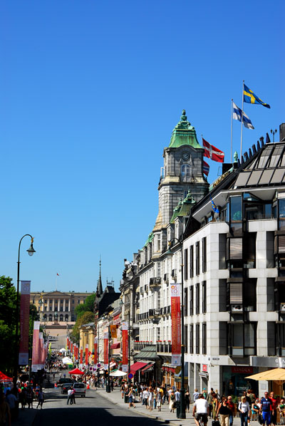 Looking up Karl Johans gate back to the Royal Palace
