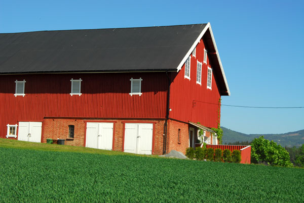 Red wooden Norwegian barn along E16