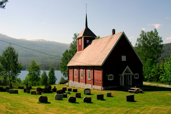Veikker - an old wooden church on the banks of Krderen