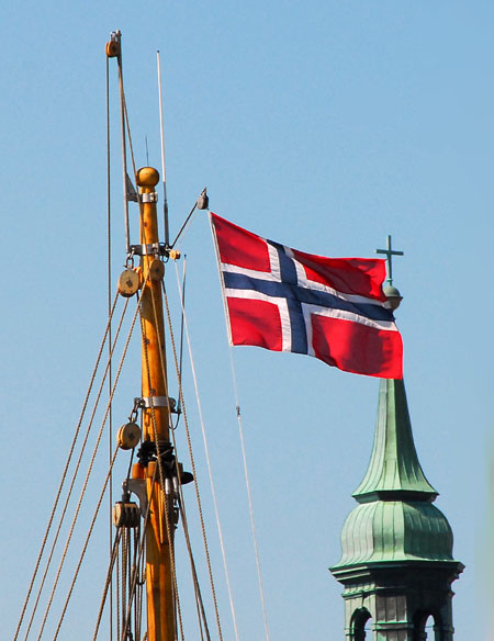 Mast top flag with Nykirken spire