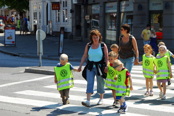 Kids in flourescent safety vests crossing Torget, Bergen