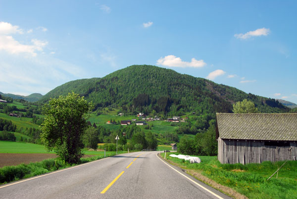 E16 between Tvinnefoss and Oppheim