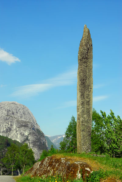 Carved monolith, Stalheimskleiva