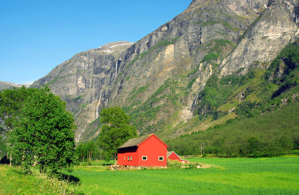 Cultivated valley floor with red barn, Nærøydalen