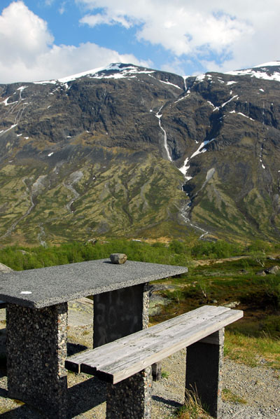 Leirdalen junction picnic area with Galdhpping