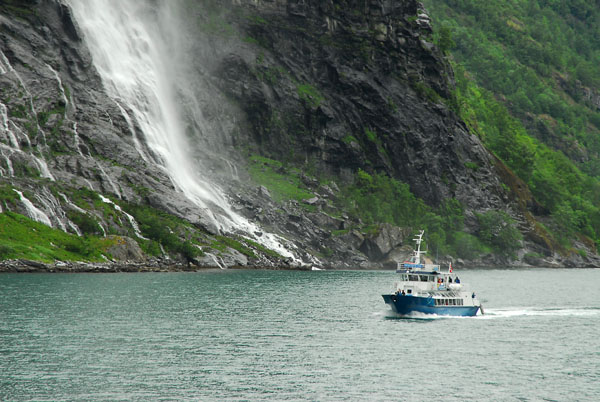 M/S Geirangerfjord passing the Seven Sisters