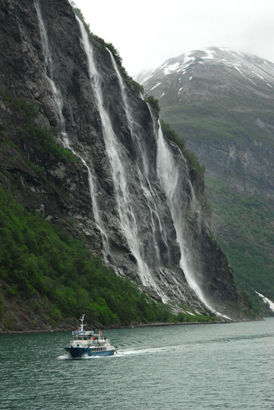 M/S Geirangerfjord passing the Seven Sisters