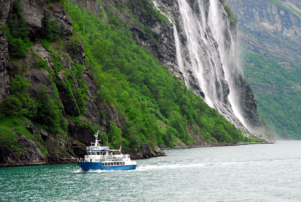 M/S Geirangerfjord passing the Seven Sisters