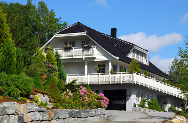 Large wooden house along Rte 650, Vaksvik