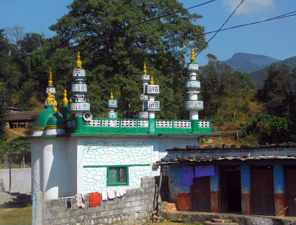A mosque alongh the Prithvi Highway a short distance east of Pokhara