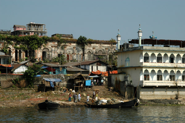 A riverside mosque in Dhaka-Sutrapur with the rotted remains of what were once very nice homes along the river