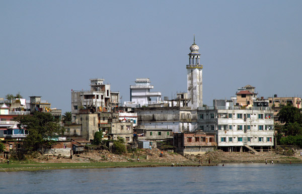 Minaret in Dhaka-Shyampur along the Buriganga River (N23 41.146/E090 26.012)
