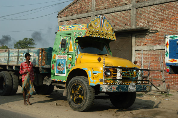 Bangladeshi truck painted with the Muslim profession of faith