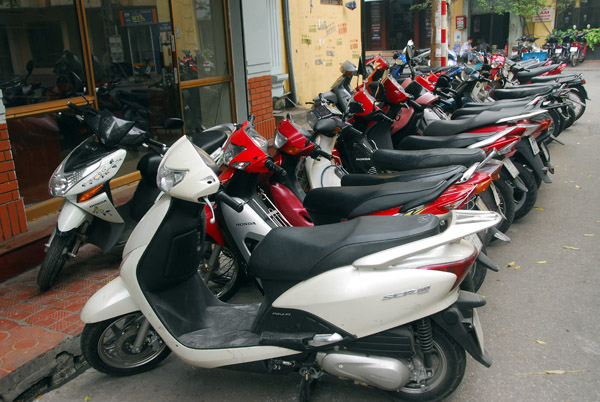 Line of motorbikes, Dau Duy Tu, Old Quarter, Hanoi