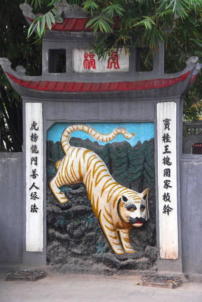 Tiger, The Huc Bridge gate, Hanoi