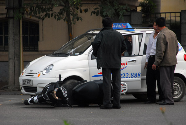 Motorbike accident, Pho Dinh Tien Hoang, Hanoi