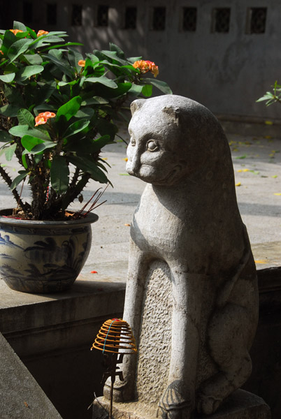 Cat statue at the Le Thai To monument, Hanoi