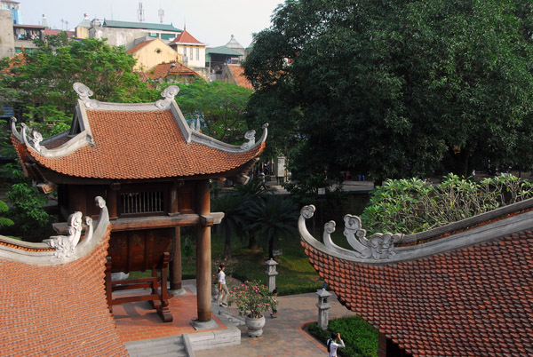 The upper level is dedicated to three kings, Lý Thánh Tông (1023-1072), Lý Nhân Tông (1066-1127), and Lê Thánh Tông (1442-1497)