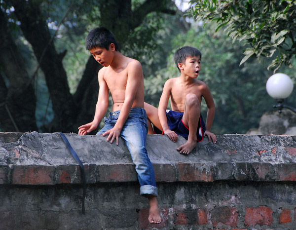 Kids climbing the wall of the Temple of Literature
