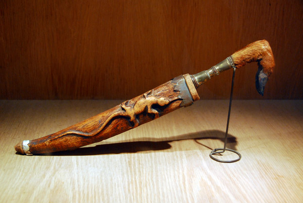 Muong knife with a small hoof for a handle
