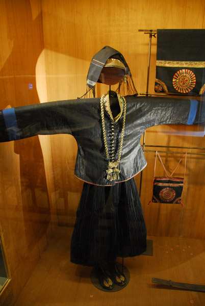 Lao Cai woman's outfit