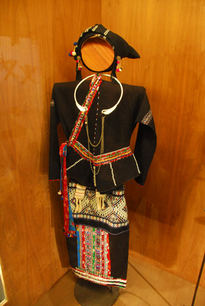 Lu Lai Chau, woman's outfit