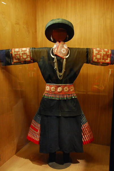 Hmong woman's outfit, Yen Bai