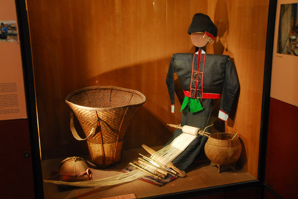 Kho Mu woman's costume with weaving implements