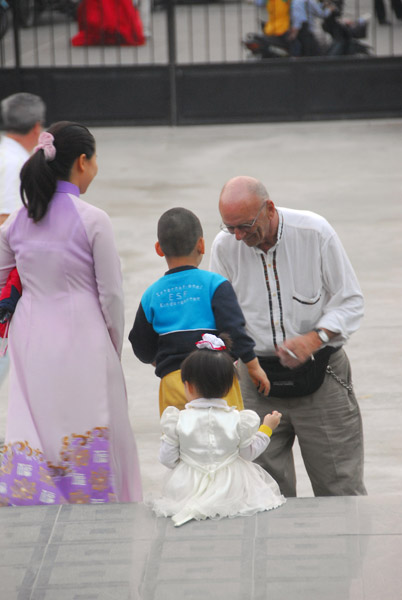 Dad interacting with Vietnamese kids