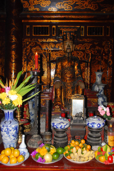 Altar with offerings of fresh fruit, Dien Tien Hoang temple