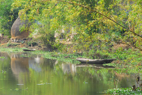 A small canoe pulled up along the shore, Hoa Lu