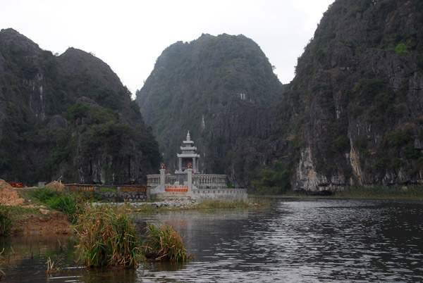 Ngo Dong River entering the scenic rock formations