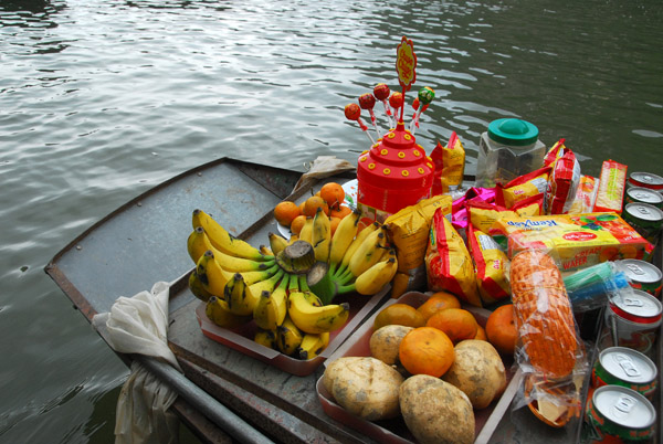 Small floating market after the Third Grotto, Tam Coc