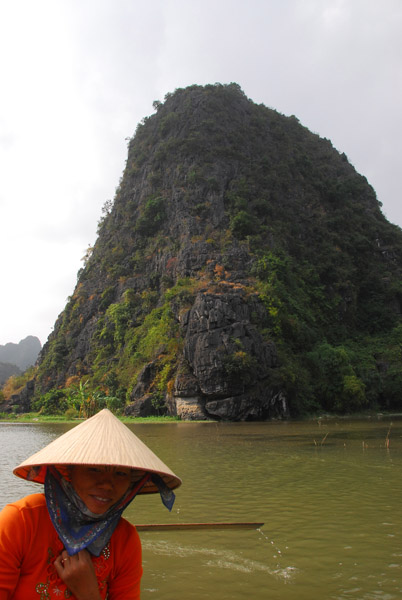 Our assistant paddle lady, Tam Coc