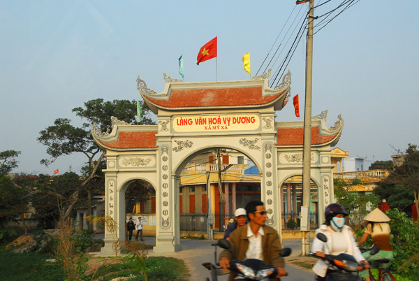Nam inh - gateway Lang Van Hoa Vy Duong