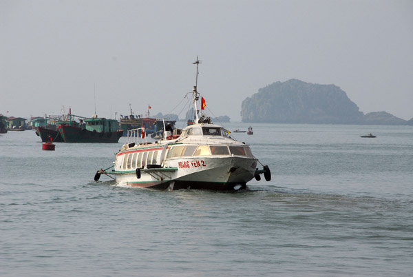 After dropping off its passengers, the hydrofoil Hoang Yen 2 backs away from the pier