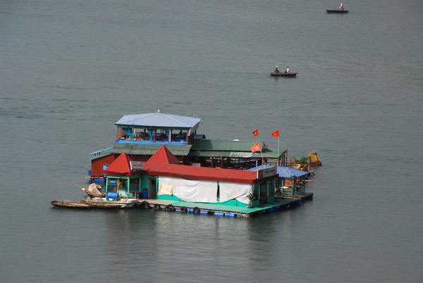 Floating restaurant Dinh Hung, Cat Ba Town