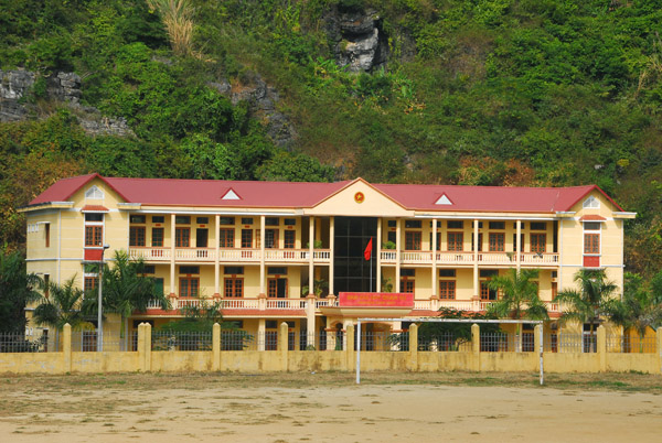 Government-looking building, Cat Ba Town
