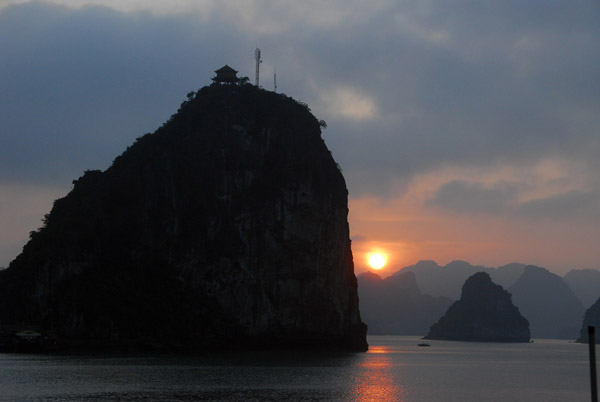 Soi Sim Island at sunset, Halong Bay