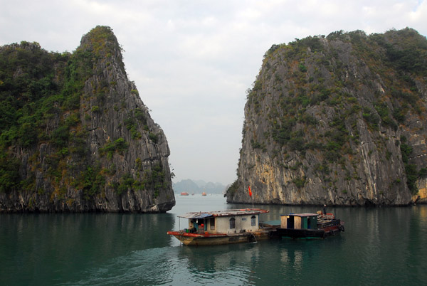 Instead of finding a nice quiet place we moored at the entrance to a popular cave