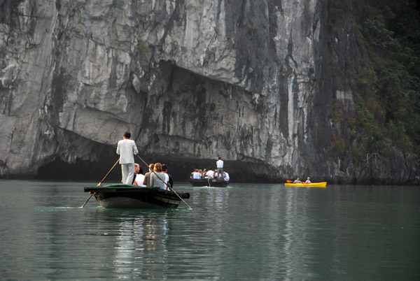 Rowing to Hang Luon cave, Halong Bay