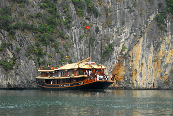 Bai Tho 88, Halong Bay tourist boat