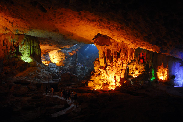 The very large main chamber, Hang Sung Sot Cave