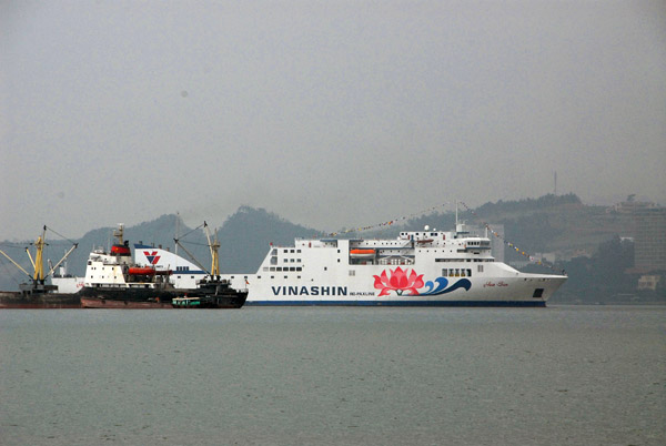 Vinashin RD-Paxline, 3-star cruise ship Hoa Sen moored at Hon Gai