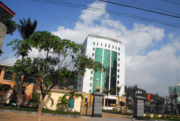 Modern glass tower, 169 Le Thanh Tong, Hon Gai