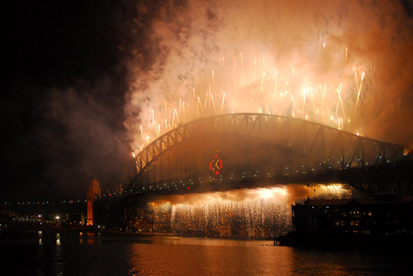 Cascade of fire, Sydney Harbour Bridge, New Years Eve finale, 2008