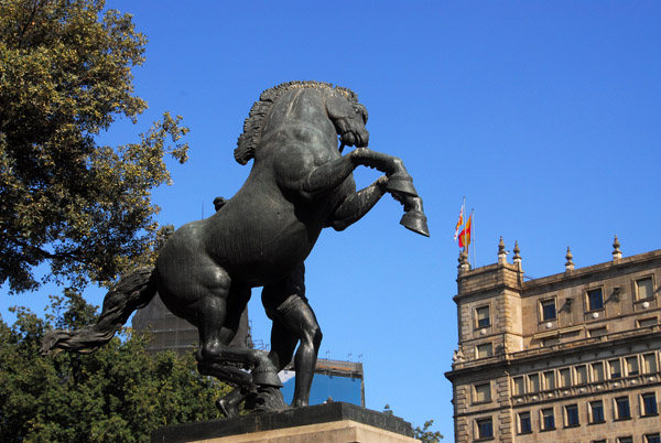 Trabajo (Work) sculpture, Plaa de Catalunya