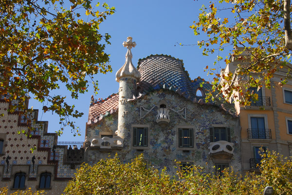 The famous Casa Batlló at 43 Passeig de Gràcia by Antoni Gaudí (1905–1907)