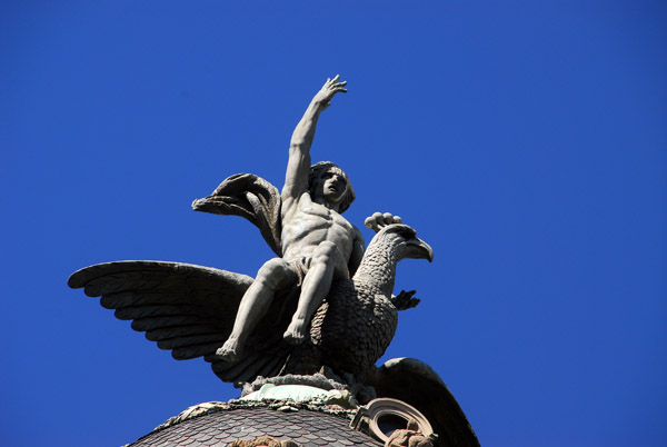 Sculpture on top of the Edificio La Unión y el Fénix