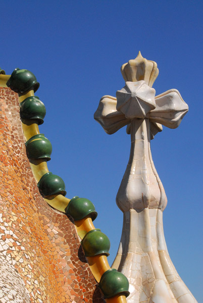 Cross on the roof of Casa Batll